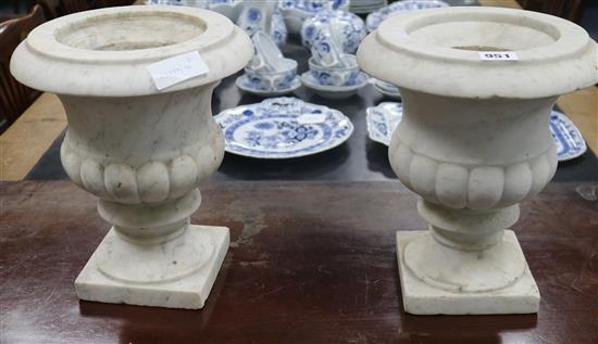 A pair of marble urns W.24cm